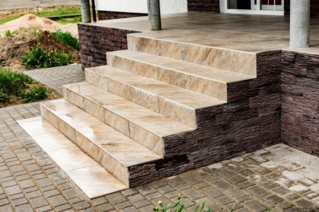 Quel mat&eacute;riau choisir pour construire un escalier ext&eacute;rieur durable ?