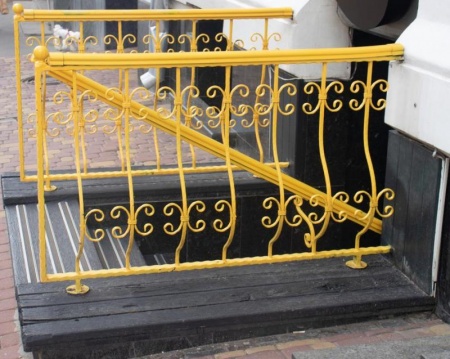 Le style d'un escalier ext&eacute;rieur guide souvent le choix du garde-corps